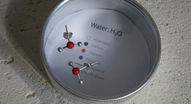 H2O Molecule Studs